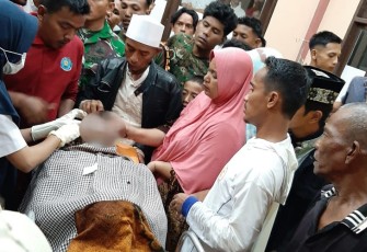 Jasad Sang Kakek Penyelamat Cucu ketika Berada di Puskesmas Samalanga Usai Dilakukan Visum Et Repertum Medis.