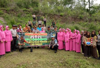 Polsek Pringsewu Kota Bersama Uspika Tanam Ratusan Pohon di Empat Titik