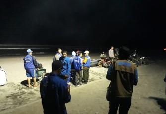 Tim gabungan tampak standby untuk melakukan pencarian terhadap korban di Pinggir Pantai Panjang Bengkulu