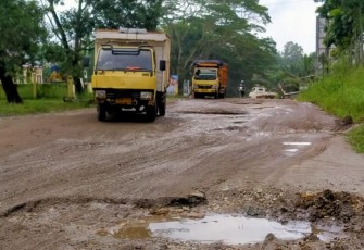 kondisi jalan rusak di depan Kantor Kelurahan Bajubang