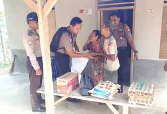 Polsek Ketahun saat memberikan bantuan berupa bahan pokok untuk Keluarga Sutino yang berdomisili di RT 02 RW 01 Desa Giri Kencana pada Kamis (14/11/2019) lalu.