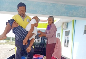 Kades Melati Harjo terpaksa membawa warganya yang sakit menggunakan mobil bak carry karena butuh pertolongan medis secepatnya di rumah sakit
