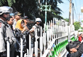 Bupati Tegal Umi Azizah saat menjumpai para pendemo