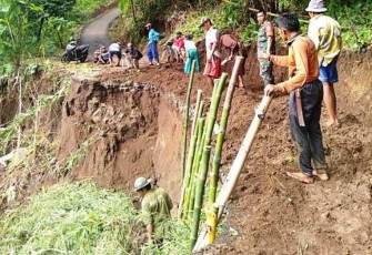 Warga Galuhtimur Brebes Buat Akses Jalan Darurat