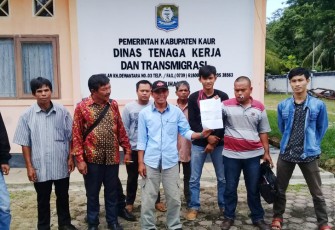 Puluhan Karyawan PT DPM saat mendatangi Disnakertrans Kaur