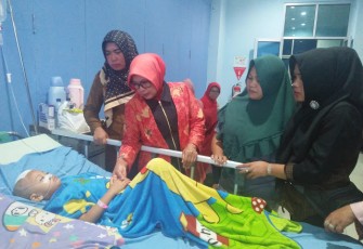 Ketua Tim Penggerak PKK Lamteng Kunjungi Masyarakatnya yang Sedang Sakit