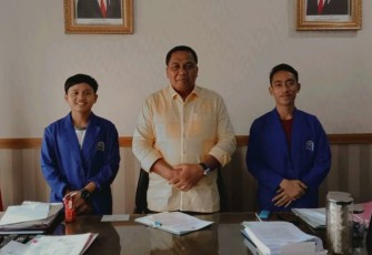 Mahasiswa Staisar saat bertemu Bupati Aceh Singkil Dulmursid diruang kerjanya.