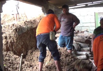 Petugas gabungan kerja bakti membersihkan material longsor
