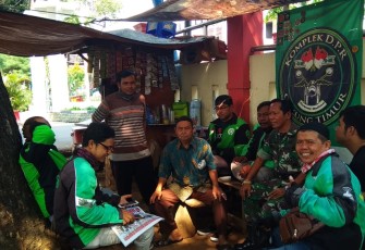Babinsa Komsos bersama Ojol