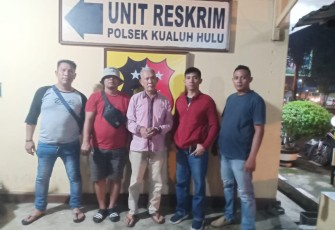 Pelaku (tengah diborgol) saat diamankan