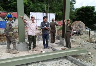 Kasatpol PP Haiza Rinca Didampingi Kabid Penegakan Perda Dan Perbup Sukardi Berada Dilokasi SPBU 