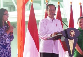 Presiden Jokowi saat memberikan pertanyaan pada salah seorang wanita
