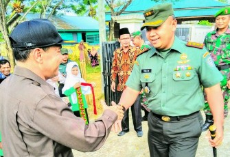Dandim 0115/Simeulue Letkol Inf. Yogi Bahtiar S. Kom MBA disambut oleh Camat Teupah Barat Misrahudin SE.