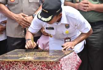 Bupati Wihaji menandatangani prasasti peresmian Jembatan Monas