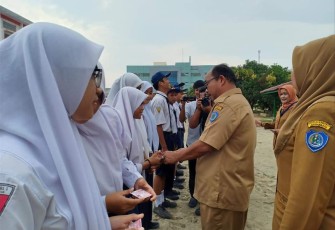 KIA Dibagikan ke Siswa SMPN 1 Rantau Selatan