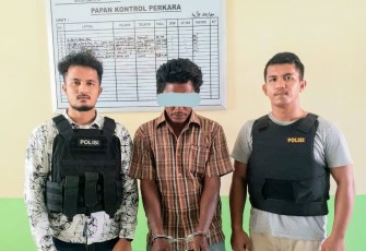 Tersangka (tengah) saat diamankan