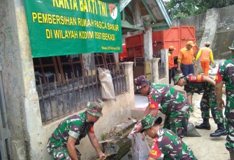Danramil 704/Jati Asih Pimpin Karya Bakti TNI Pasca Banjir di Perumahan Pondok Gede Permai