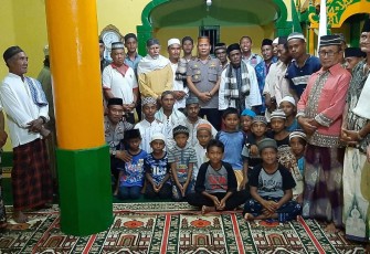 Polres SBB Laksanakan Shalat Magrib Keliling