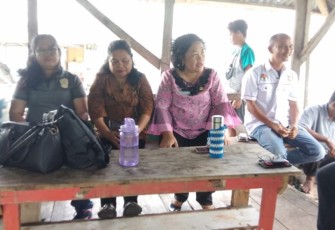 Kabid memakai baju pink menyampaikan program dinas kelautan perikanan