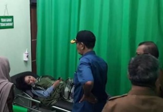 Wakil Bupati Sazali saat membesuk mahasiswa UIN Ar Raniry
