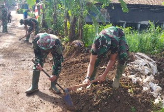 Satgas TMMD Bersihkan Tanah di Bekas Drainase 