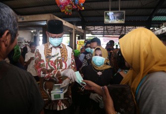 Syahrul-Rahma Berbagi Masker untuk Warga di Pasar