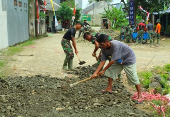 Antusias Warga Bantu Program TMMD di Depok