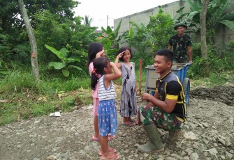 Tiba 3 Bocah Hormat ke Satgas