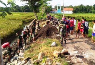 Tugas Ganda Diperankan Letda Amboro Di Pekerjaan Fisik TMMD Pekalongan