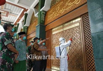 Bupati Rijanto (baju cokelat) saat memimpin aksi penyemprotan Disinfektan di Masjid