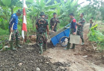 Satgas TMMD Melapisi Jalan Haji Amin Dengan Batu Split