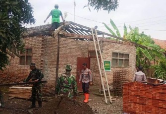 TNI Ganti Total Atap Rumah Bu Tutik