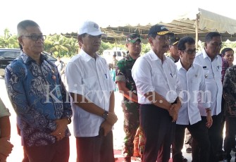 Menteri Koordinator Bidang Kemaritiman Investasi RI Jend. TNI (Purn) Luhut Binsar Pandjaitan M.P.A dan Menteri Pariwisata dan Ekonomi Kreatif RI Wishnutama Kusubandio disampingi Bupati dan Wakil Bupati Aceh Singkil saat melakukan kunjungan ke daerah setempat dilokasi PPI Singkil.