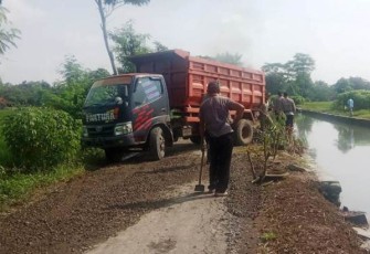 Droping Material Pengaspalan Jalan TMMD Reguler Pekalongan Beresiko Tinggi