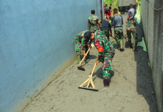 Dansatgas TMMD ke 107 Kodim 0508/Depok Ikut Membantu Pengecoran Jalan H. Amin 