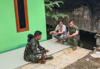 Disela-sela Istirahat Satgas TMMD Menyempatkan Komsos Dengan Warga