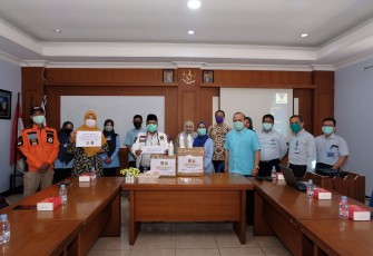 PKS Jatim Salurkan Bantuan untuk Tenaga Medis
