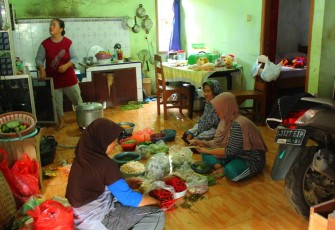 Mengintip Dapur Tempat Ibu-Ibu Memasak Untuk Satgas TMMD 107 Kodim 0508/Depok