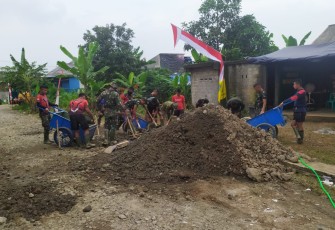 Semangat Satgas TMMD Kerjakan Pengerasan Jalan untuk Warga Depok 