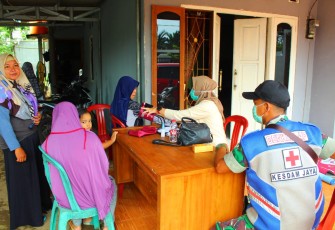 Tim Kesehatan Satgas TMMD 107 Kodim Depok Layani Pemeriksaan Kesehatan Warga