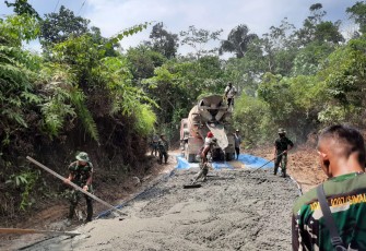 Masyarakat dan Satgas TMMD Kodim 0207 SML Saling Bekerja Sama Cor Jalan