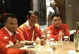 Ketua BMI Aceh Singkil Wahyu Hidayat (kiri) bersama Ketua PDI-P Taufik (kanan) dan pengurus partai lainnya.