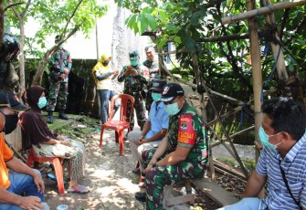 Dansatgas TMMD 107 Kodim 0508/Depok Santuy Komsos dengan Warga di Lokasi Sasaran Fisik
