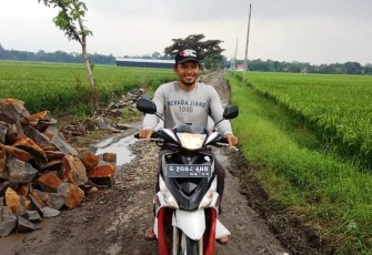 Suyono (50) salah seorang penjahit yang tinggal di Dukuh Condongsari