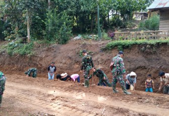 Warga Bantu Personel Satgas TMMD Kerjakan Pengerukan Jalan