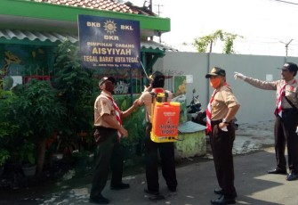 Pramuka Kota Tegal Semprotkan Disifektan di Berbagai Sekolah