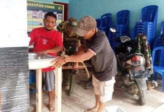 Satgas TMMD Pekalongan Pasang Wastafel Di Balai Desa Pantirejo