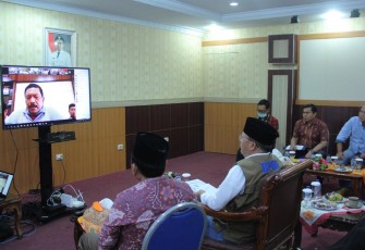 Gubernur Rohidin saat video conference bersama bupati/walikota se Provinsi Bengkulu