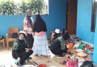 Srikandi HIPAKAD Bantu Masak Makan Siang Satgas TMMD