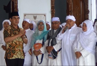Bupati Rejang Lebong Ahmad Hijazi Mengenakan Peci Hitam 